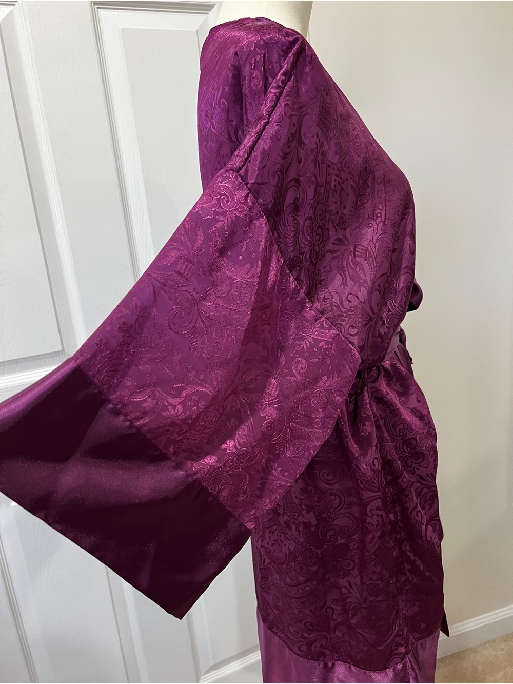 Victoria’s Secret Vintage Gold Label Damask Print Robe 3/4 Sleeve Burgundy O/S - Picture 4 of 10